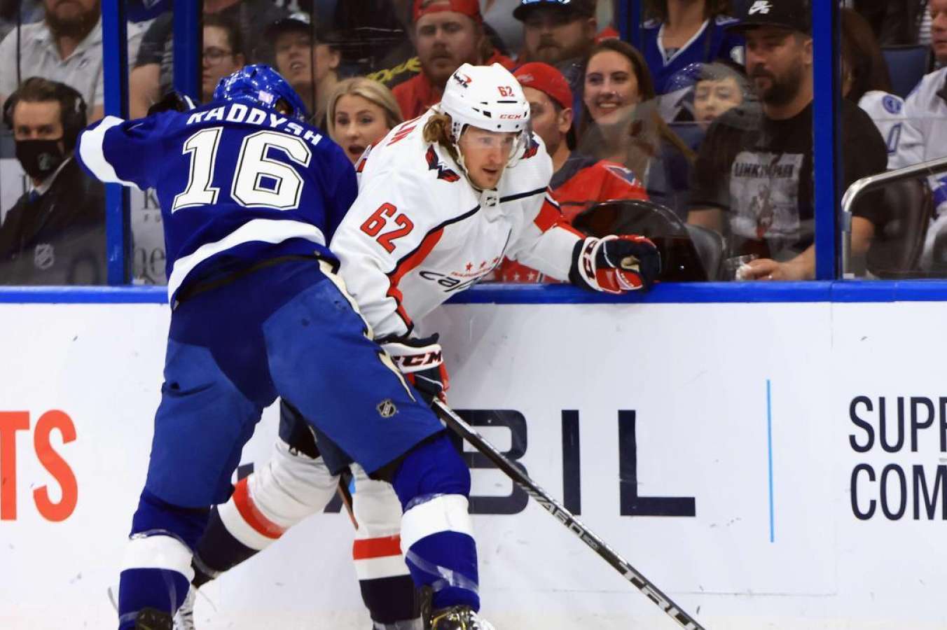 TAMPA, FLORIDA - NOVEMBER 01: Taylor Raddysh #16 of the Tampa Bay Lightning pins Carl Hagelin #62 of the Washington Capitals to the boards during the first period at the Amalie Arena on November 01, 2021 in Tampa, Florida. Bruce Bennett/Getty Images/AFP =