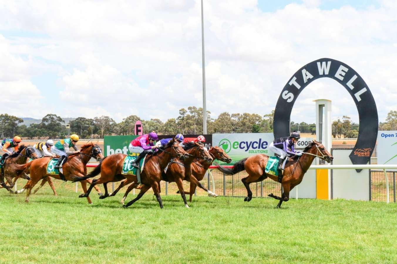 Tuesday racing at Stawell